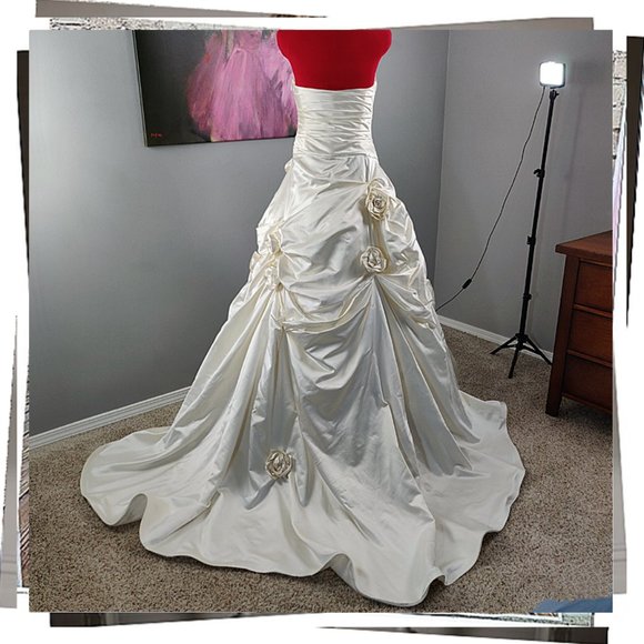 Vintage 2004 Ivory Silk Satin Wedding Gown w Floral Detail by Monique L'Huillier - Picture 4 of 8